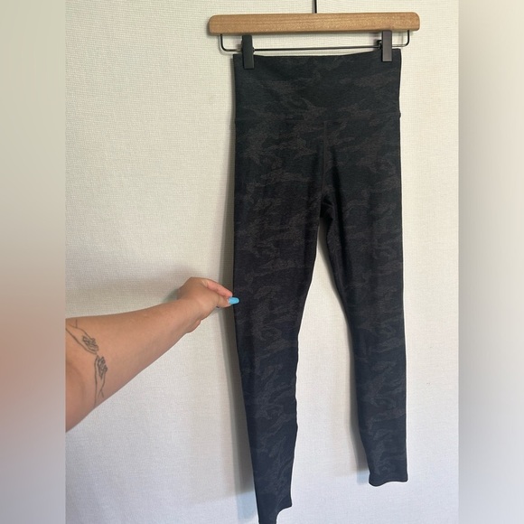 Vuori Womens Gray Camoflauge Elevation Legging 24” Size XS Stretch Gym Yoga Run - Picture 5 of 5